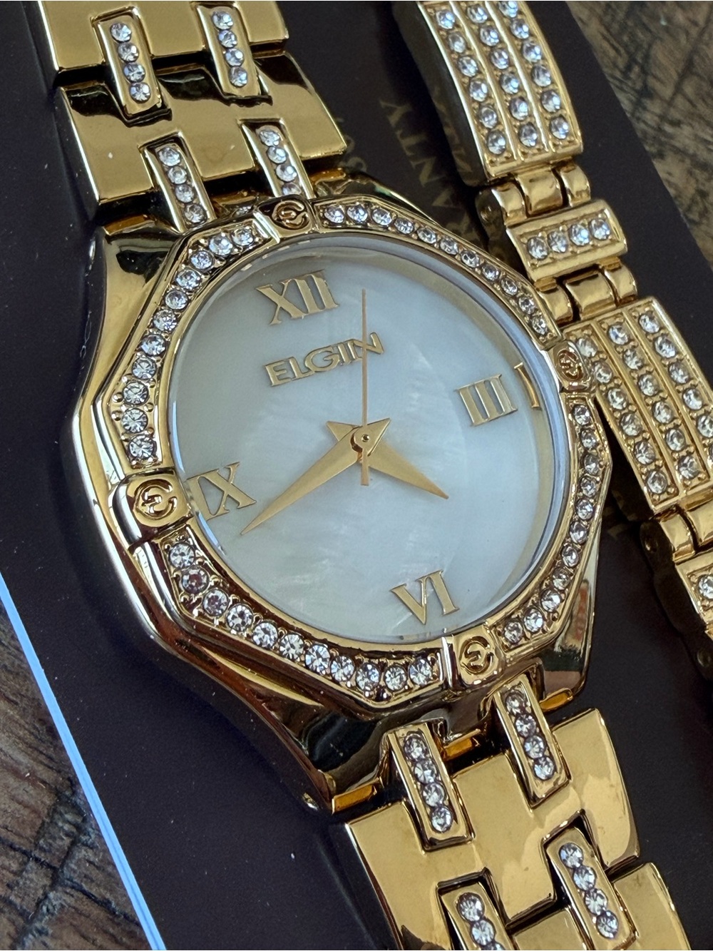 NEW! Gold-tone Elgin Mother of Pearl Crystal Watch 29.5mm + Bracelet - Picture 4 of 6